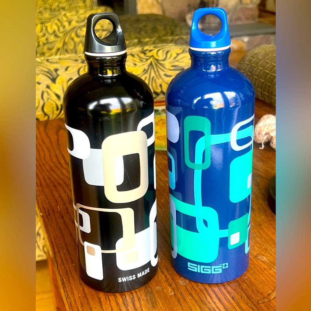 2 NWOT SIGG Water Bottles 🖤💙 The Traveler Retro Geo Pattern Blue & Black 💙🖤